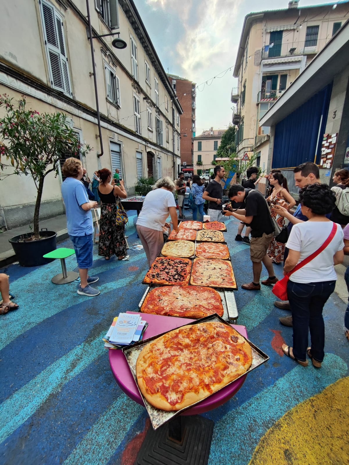 Tavolata di pizza per l'evento Aspie Bicerin 2024