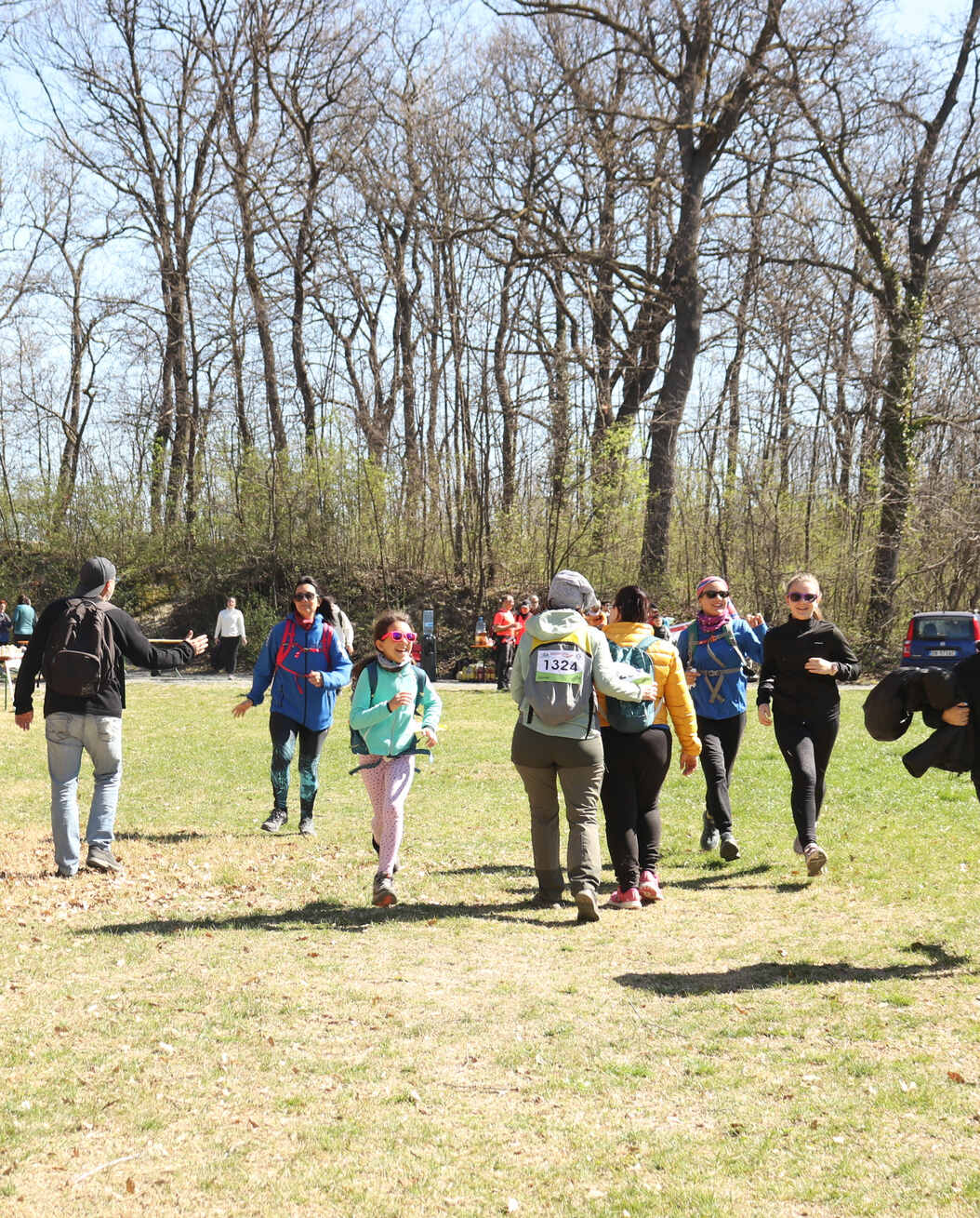 Concorrenti della Camminata dell'Amicizia nella collina morenica